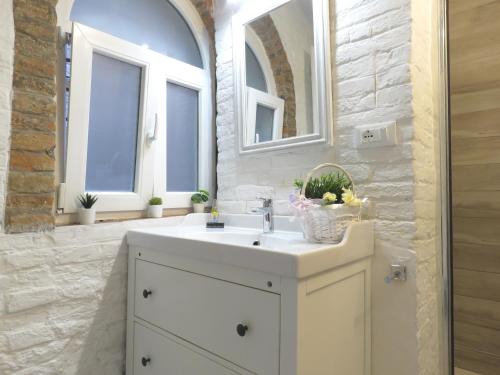 ボローニャにあるOberdan Apartmentのバスルーム(白い洗面台、鏡付)
