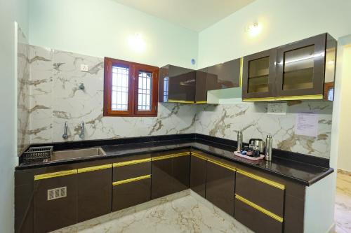 Η κουζίνα ή μικρή κουζίνα στο Anukraha Home stays