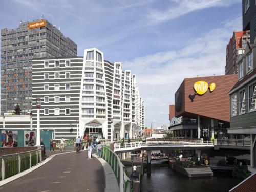 ザーンダムにあるイージーホテル アムステルダム ザーンダムの建物と橋のある街並み