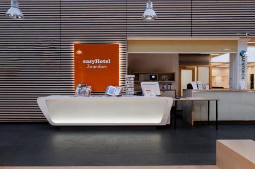 ザーンダムにあるイージーホテル アムステルダム ザーンダムのキッチン付きの客室で、大きなバスタブが備わります。