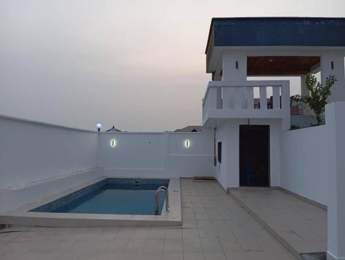 una piscina en medio de un edificio en Chambre de luxe chez FOUR IN ONE Résidence, en Limbe