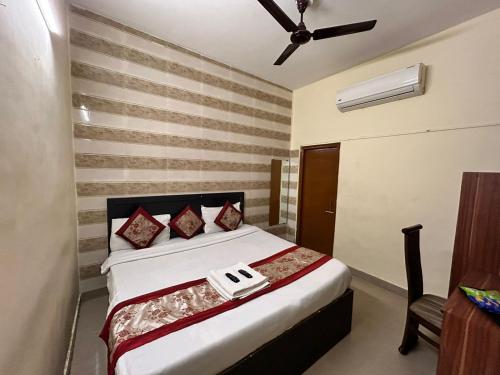 sypialnia z łóżkiem i wentylatorem sufitowym w obiekcie Hotel Mehak Palace - Noida Sector 62 w mieście Noida