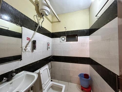 łazienka z umywalką i toaletą w obiekcie Hotel Mehak Palace - Noida Sector 62 w mieście Noida