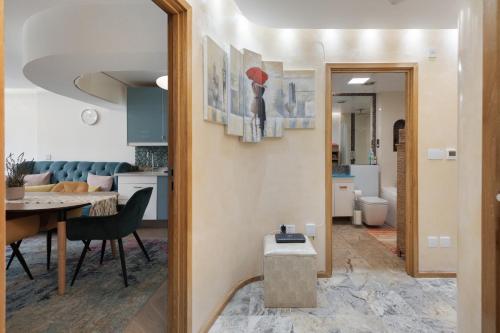 a living room with a table and a dining room at 5-Star Kings Cross Home with Gym - Central London in London