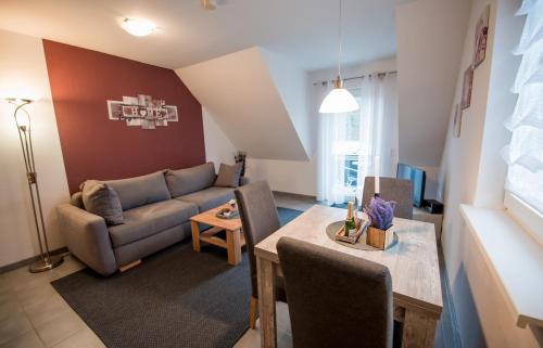 ein Wohnzimmer mit einem Sofa und einem Tisch in der Unterkunft Haus Avallon in Cochem