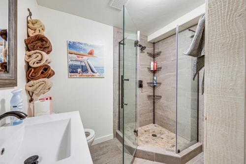 Ванна кімната в Lakeside Whitefish Cottage with Private Hot Tub!