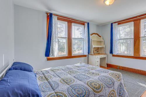 una camera con un letto e due finestre di New York Getaway Near Neversink River and Hiking 