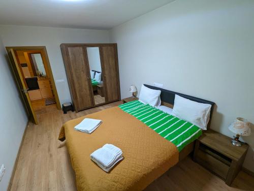 ソフィアにあるBusiness and Leisure apartments in Mladost 2 with FREE Garageのベッドルーム1室(ベッド1台、タオル2枚付)