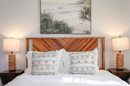 Un dormitorio con una cama con almohadas y dos lámparas. en Sojourn Aviators Dream on Back River, en Hampton