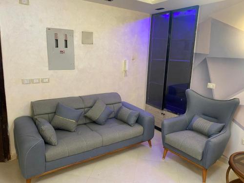 sala de estar con sofá y 2 sillas en Hotel apartment for rent Mohandsen en El Cairo