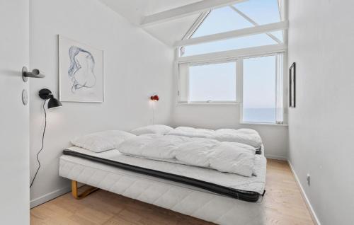 Cama en habitación blanca con ventana en Cozy Home In Assens With Wifi, en Assens