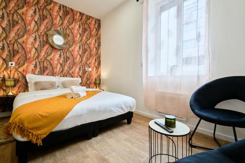 1 dormitorio con cama y ventana grande en NG SuiteHome - Lille l Roubaix Barbieux l Miln - Netflix - Wifi, en Roubaix