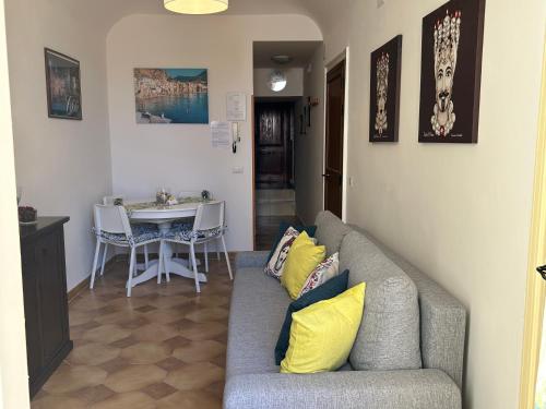 uma sala de estar com um sofá e uma mesa em L'Appartement dans les Venelles em Cefalù