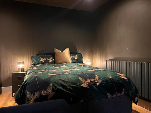 1 dormitorio con 1 cama con edredón verde en Royal Regency Mansion - Maria Edgeworth Super King Room 