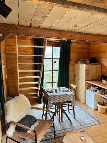 een keuken met een tafel en stoelen in een kamer bij Cabane du Voyageur in Yvoir