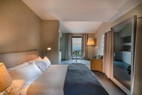 une chambre d'hôtel avec un lit et un salon dans l'établissement Dependance Villa Sassolini, à Montevarchi
