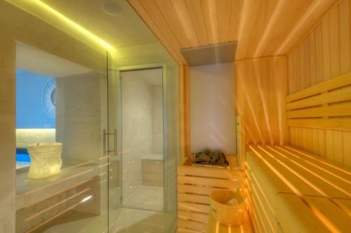uma cabina de duche em vidro numa casa de banho com paredes em madeira em Dependance Villa Sassolini em Montevarchi