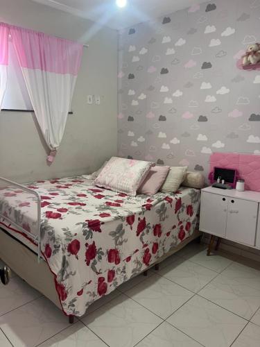 1 dormitorio con 1 cama con edredón de flores en Ótimo apartamento en Porto Seguro