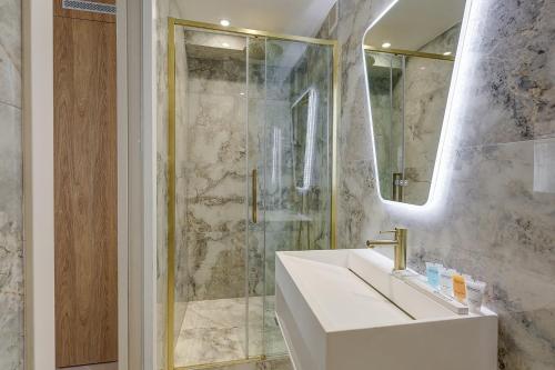 Photo de la galerie de l'établissement 364 Suite Fondary 2 - Superb apartment in Paris, à Paris