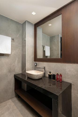 Ένα μπάνιο στο Cove Luxury Suites