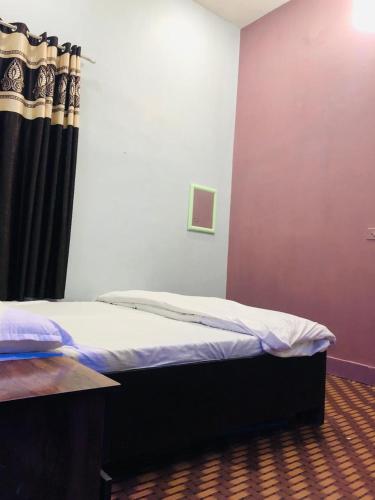 Tempat tidur dalam kamar di Krishna home inn.