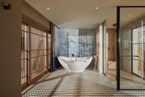 Habitación con baño con bañera blanca. en Cayo Levantado Resort - All Inclusive en Santa Bárbara de Samaná