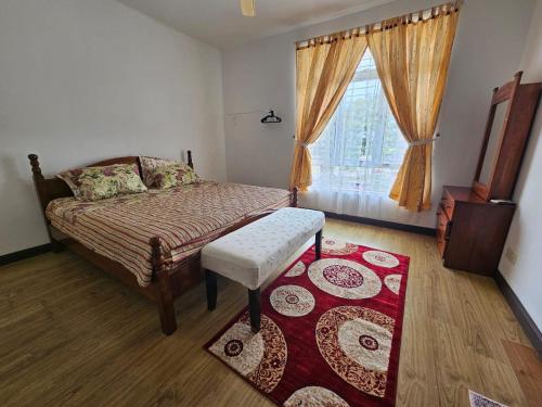 een slaapkamer met een bed, een raam en een tapijt bij The School Homestay in Putrajaya
