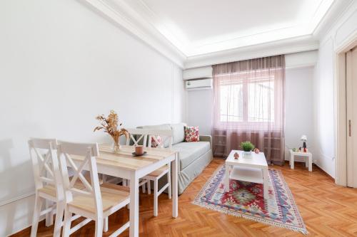 Athenian Gate Residence to Plaka
