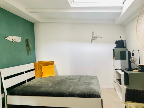 a bedroom with a bed and a green wall at Lupicante 56 Cesenatico in Cesenatico