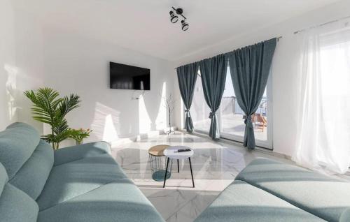 un soggiorno con un divano e un tavolo di Amazing Apartment In Petrcane With Wifi a Petrcane