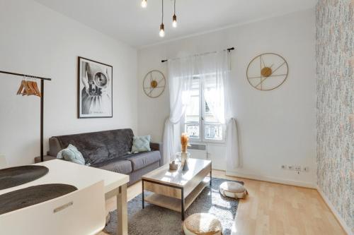 sala de estar con cama y sofá en 247 Suite Milan - Superb apartment in Paris. en París