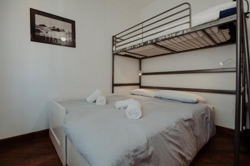 1 dormitorio con litera y 2 almohadas blancas en Attico vista mare - Centro-Park, en Trieste