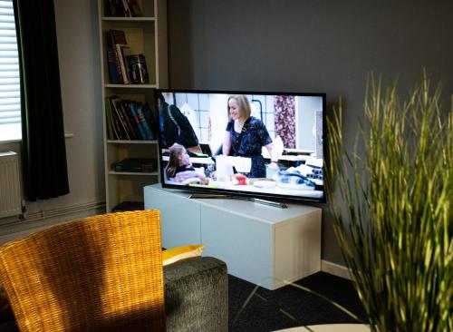 TV a/nebo společenská místnost v ubytování Cosy Modern Flat (NEC/BHX Stays)