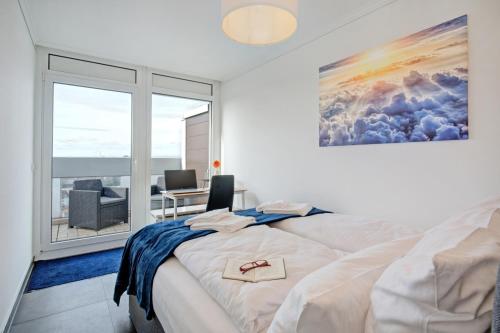 um quarto com uma cama e uma janela com uma secretária em Das Penthouse - Jacuzzi - BBQ - Dachterrasse em Karlsruhe