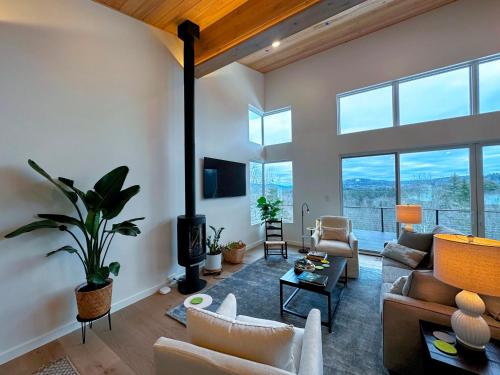 Ruang duduk di 1A Maple Lodge Stunning luxury Scandinavian style home with great views