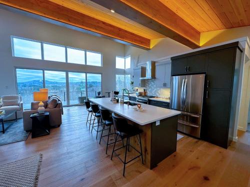 Dapur atau dapur kecil di 1A Maple Lodge Stunning luxury Scandinavian style home with great views