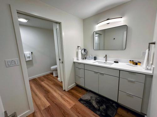 Bilik mandi di 1A Maple Lodge Stunning luxury Scandinavian style home with great views