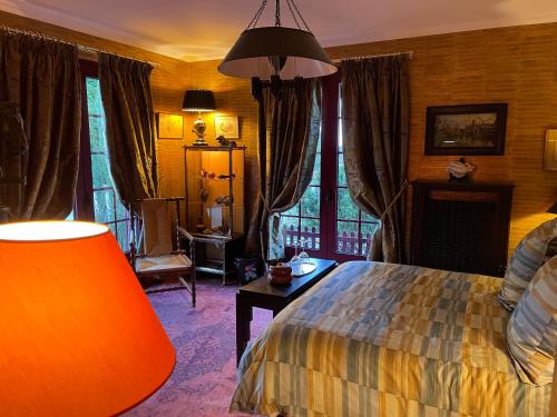 a bedroom with a bed and a large window at Toute Une Histoire in Veneux-les-Sablons