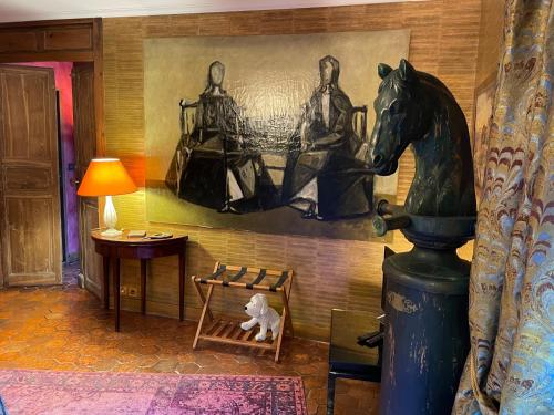 a room with a painting of a horse on the wall at Toute Une Histoire près de Fontainebleau in Veneux-les-Sablons