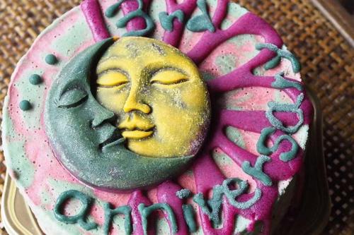 a cake with a statue of a face on it at Villa Hikone Castle ヴィラ彦根キャッスル 彦根城9分 10人泊 キャッスルロード4分 ひこにゃん4分 駐車3台 ビワイチ in Hikone
