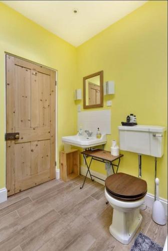 a bathroom with a toilet and a sink at Windsor/Legoland/Ascot charming 3BR home in centre in Windsor