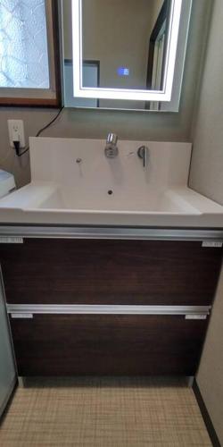 a bathroom with a white sink and a mirror at Villa Hikone Castle ヴィラ彦根キャッスル 彦根城9分 10人泊 キャッスルロード4分 ひこにゃん4分 駐車3台 ビワイチ in Hikone