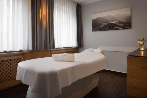 Postel nebo postele na pokoji v ubytování Arabella Alpenhotel am Spitzingsee, a Tribute Portfolio Hotel