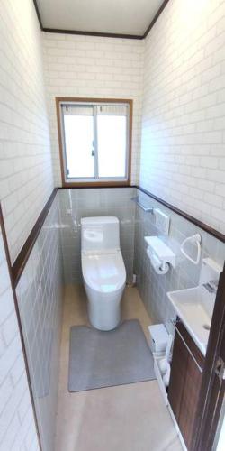 a small bathroom with a toilet and a sink at Villa Hikone Castle ヴィラ彦根キャッスル 彦根城9分 10人泊 キャッスルロード4分 ひこにゃん4分 駐車3台 ビワイチ in Hikone