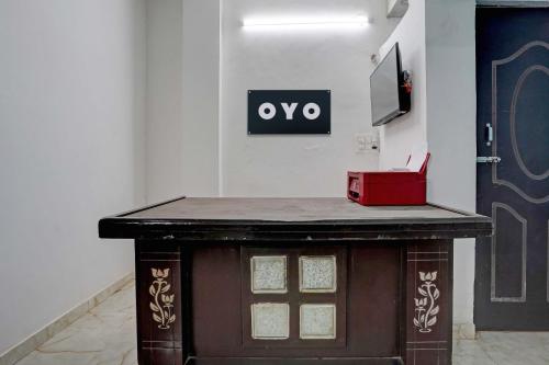 uma mesa num quarto com uma televisão na parede em Super OYO HOTEL LUV PALACE em Ghaziabad