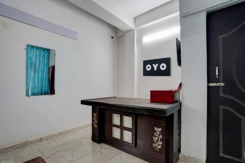 um quarto com uma mesa e uma porta preta em Super OYO HOTEL LUV PALACE em Ghaziabad