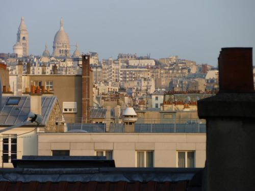 3 rooms apartment business rooftop view to Montmartre