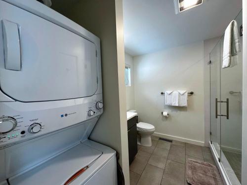 uma casa de banho com um WC e uma cabina de duche em vidro. em 1B Contemporary cabin in magnificent setting, luxury and comfort, hot tub, AC! em Bethlehem