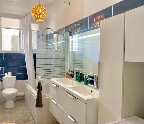 une salle de bain avec un lavabo blanc et des toilettes dans l'établissement Cosy T3 full Confort 4 personnes, à Montpellier