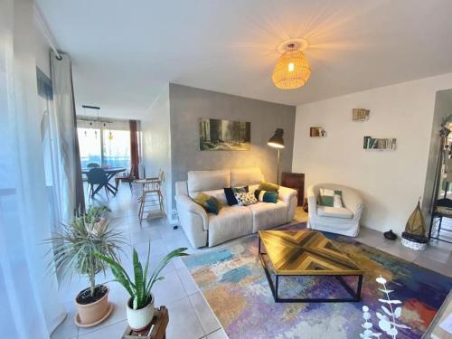 un salon avec un canapé et une table dans l'établissement Cosy T3 full Confort 4 personnes, à Montpellier